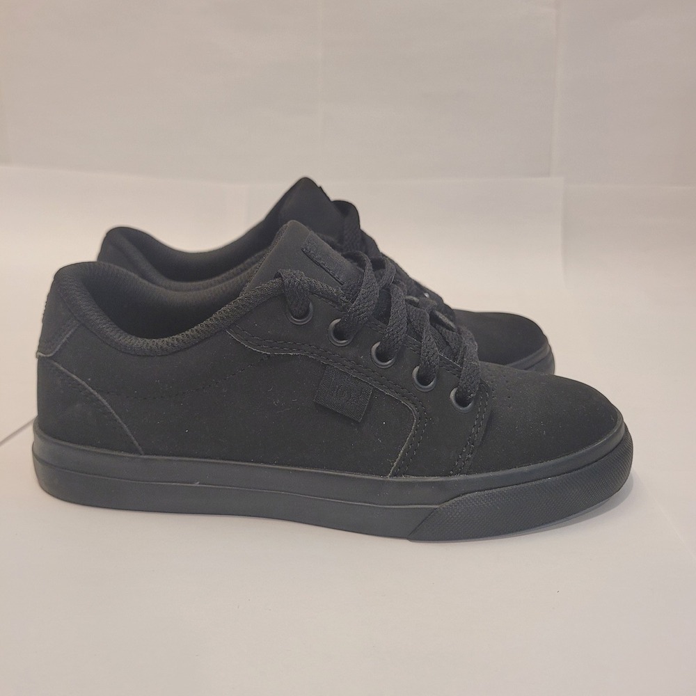 DC Shoes Anvil Youth Size 1 Skateboard Sneakers Black Low Top Leather Upper NEW